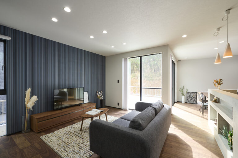 無機質なテクスチャとシックな色使いの家